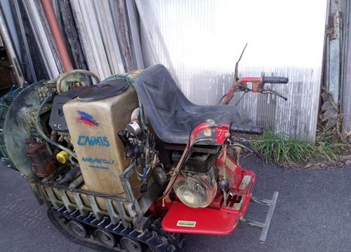 Raupengerät mit Sprüher