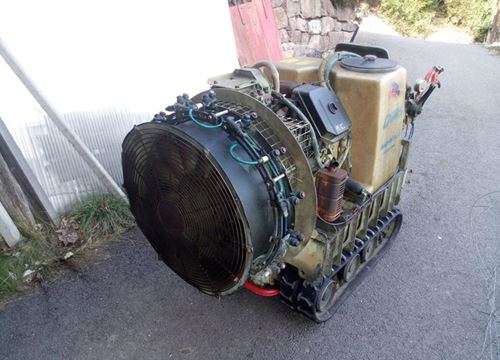 Raupengerät mit Sprüher