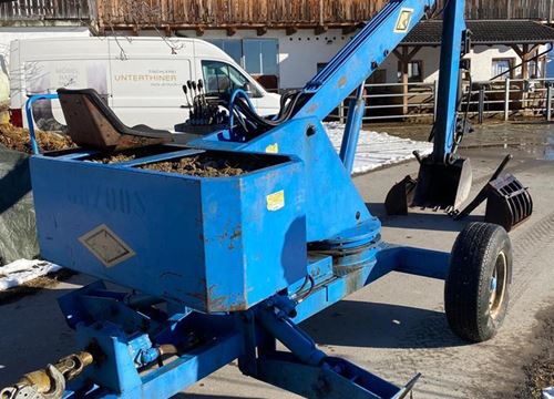 Mistaufleger mit Schaufel
