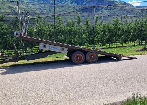 Tiefladeanhänger mit Rückwärtsneigung