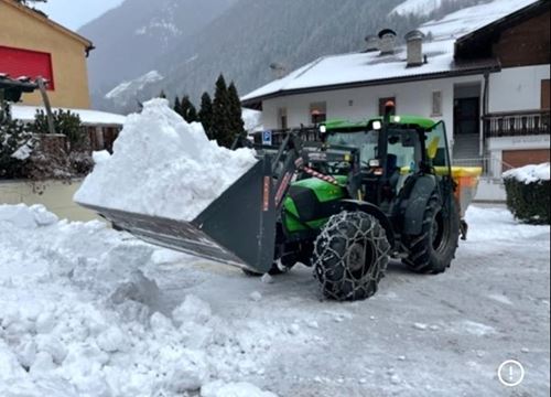 Traktor mit Winterdienstausrüstung