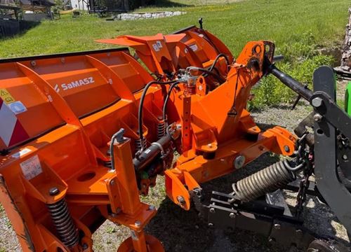 Traktor mit Winterdienstausrüstung