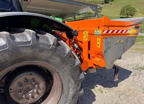 Traktor mit Winterdienstausrüstung