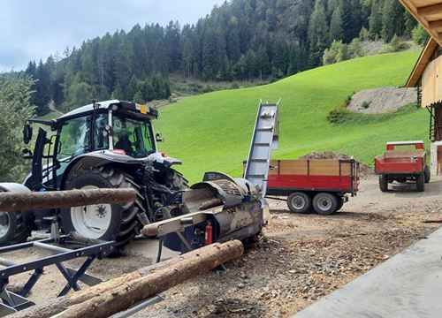 Übernehme Arbeiten mit Sägespaltautomat