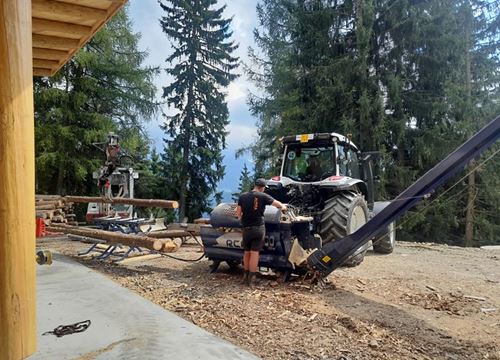 Übernehme Arbeiten mit Sägespaltautomat
